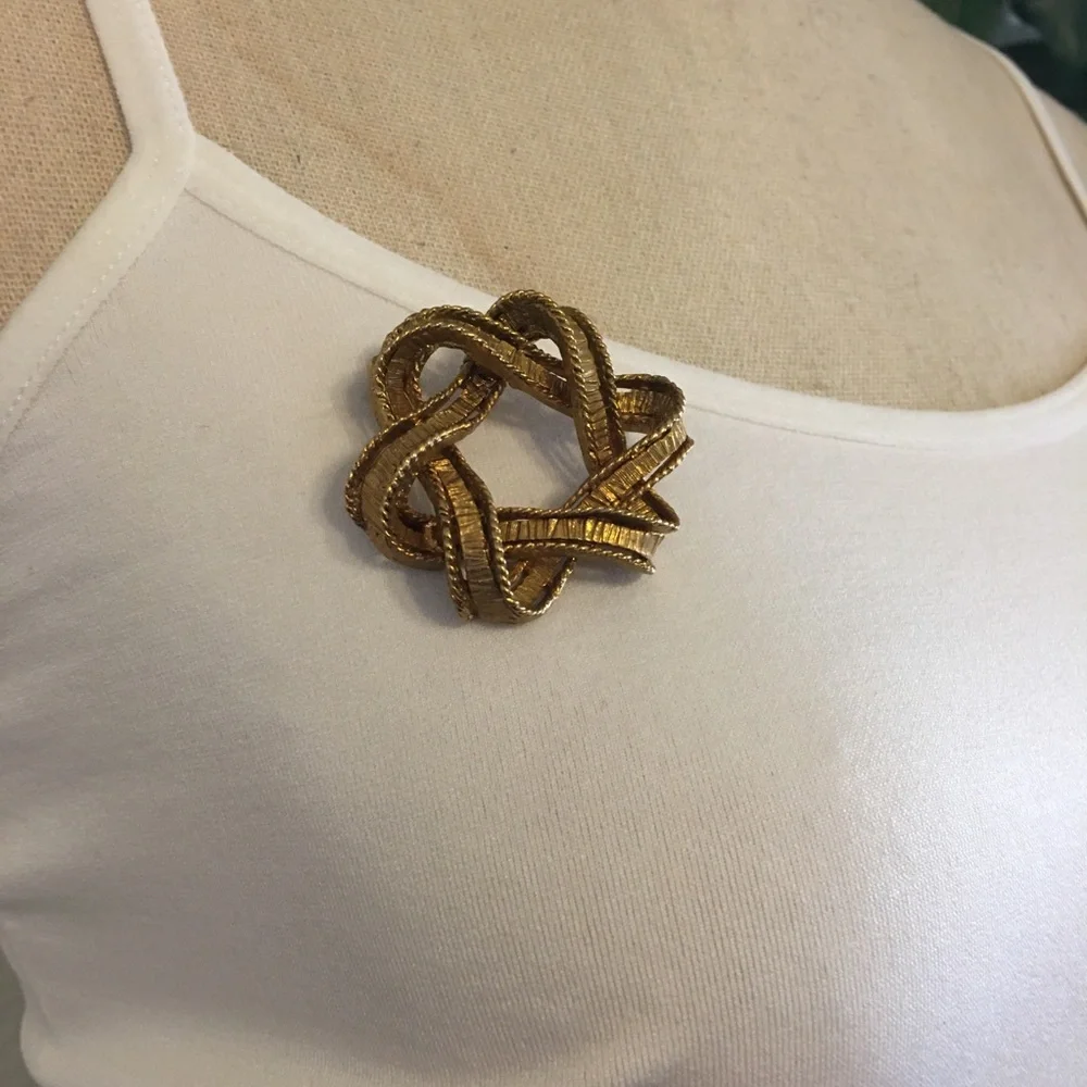 Vintage 70s gold tone wreath design brooch pin